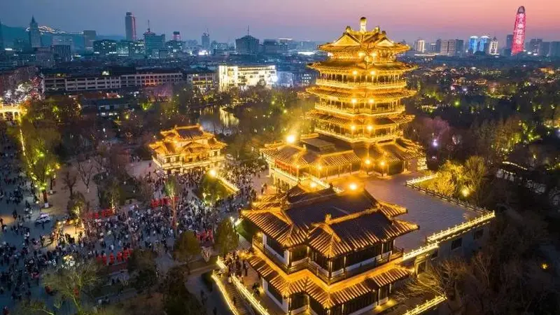 济南超然楼8月3日起每晚19:30亮灯 古城光影再添文艺氛围感
