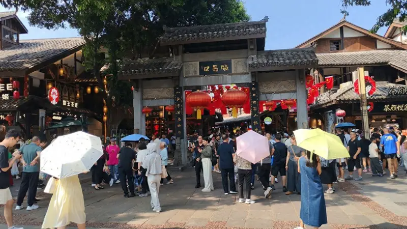 服务区到底靠啥赚钱？你以为只上了个厕所，其实你的脚步早被标价