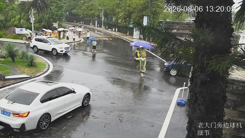 自贡骤雨困古城 恐龙博物馆以暖服务护游客