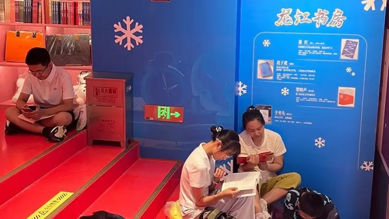 “双主场都逛，才算来过书展！” 上海书城打造“垂直文化客厅”