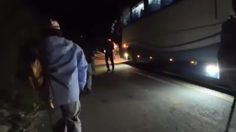 近150人组团夜爬封禁山峰,为规避巡查绕野路,多名10岁左右儿童随行;领队:手电筒尽量少开,被逮着全得回去