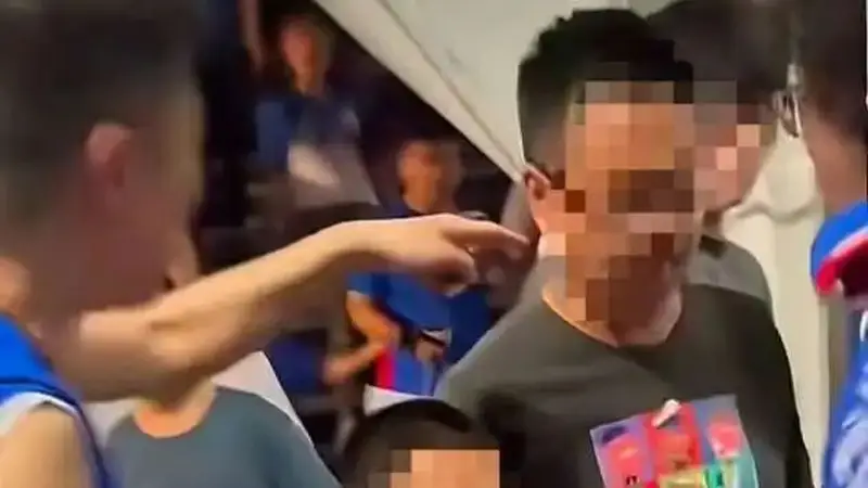 上海中超赛场父子遭球迷围堵嘲讽，韩乔生发声，公安称正在调查，律师：球迷或面临拘留