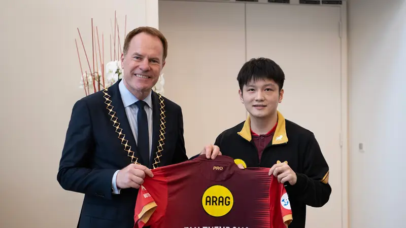 樊振东亮相杜塞尔多夫俱乐部