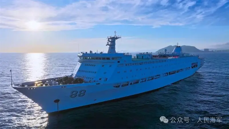 乘坐军舰去报到！空军稍早前出动运-20，从石家庄、济南等地接学生