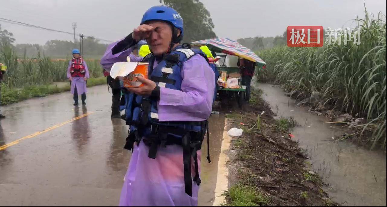 贵港救灾一线救援人员在大雨中吃泡面充饥，当事人：忙了一通宵，早上才吃东西顾不上下雨