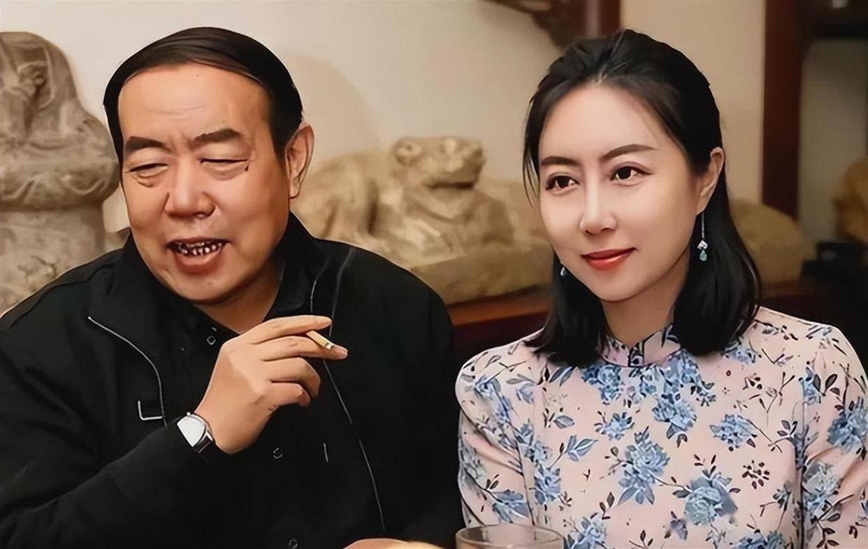 央媒点名不到24小时，贾浅浅再遭3大打击，撤销学位仅是前菜