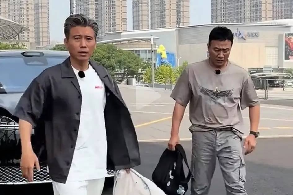 无锡剧院偶遇2位影帝，58岁胡军比李乃文高半头，硬汉气质出众！