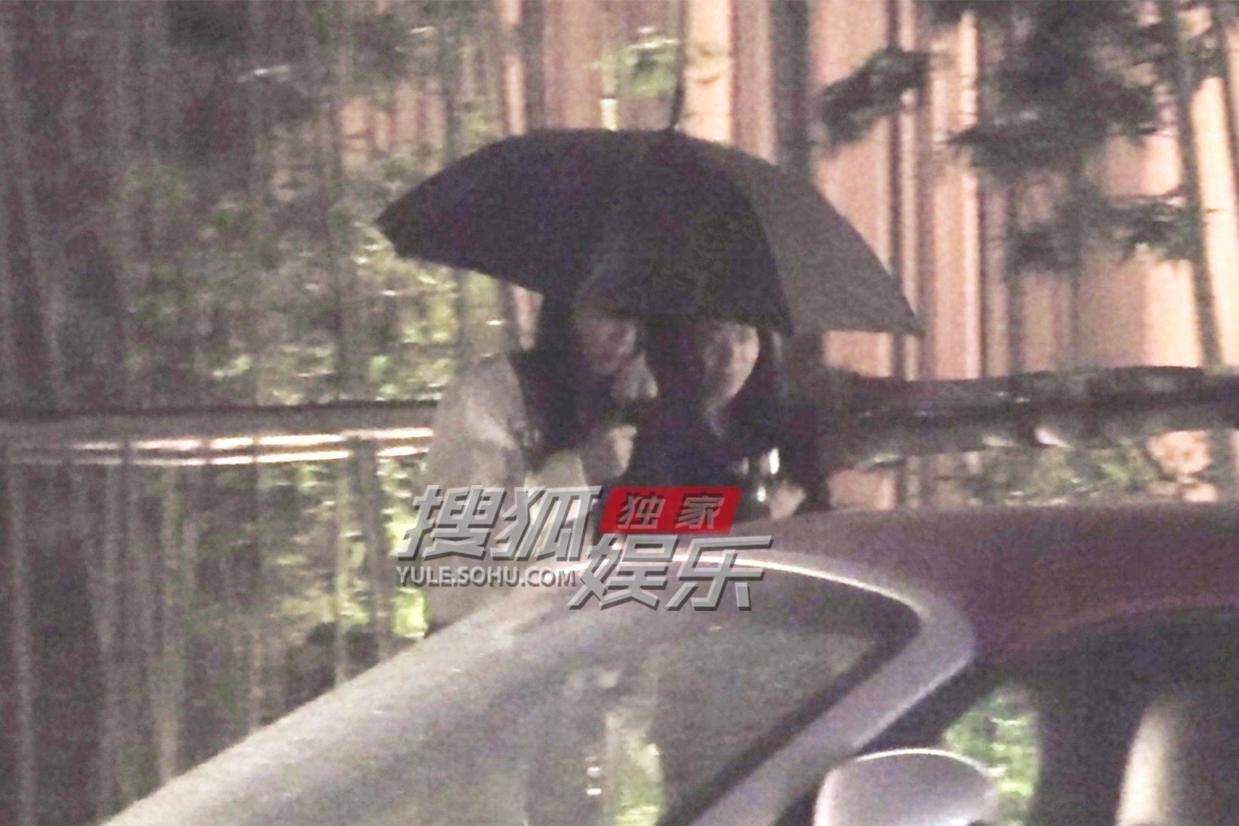 刘涛雨夜撑伞搂着助理一路小跑 全程温柔细心体贴
