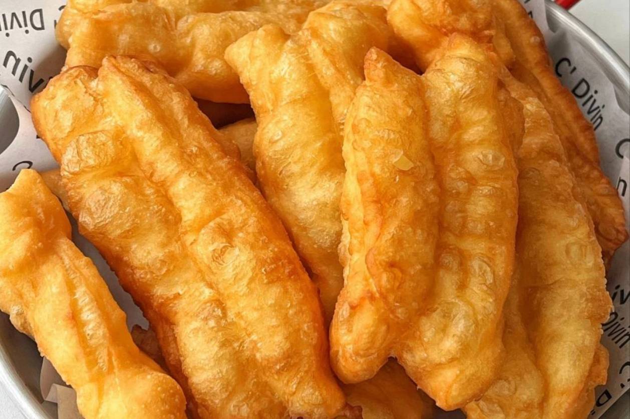 金黄酥脆，咬一口“咔嚓”响，这油条比买的还香！