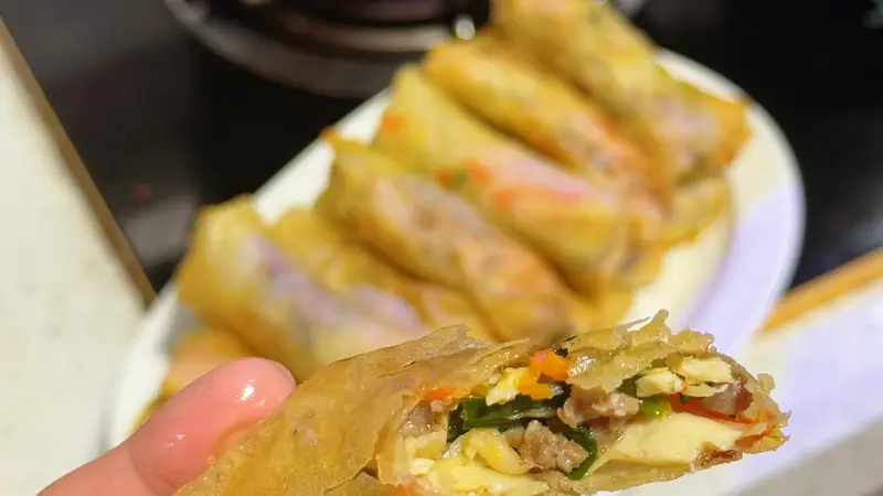这盘春卷外酥里嫩，馅料鲜到眉毛掉下来