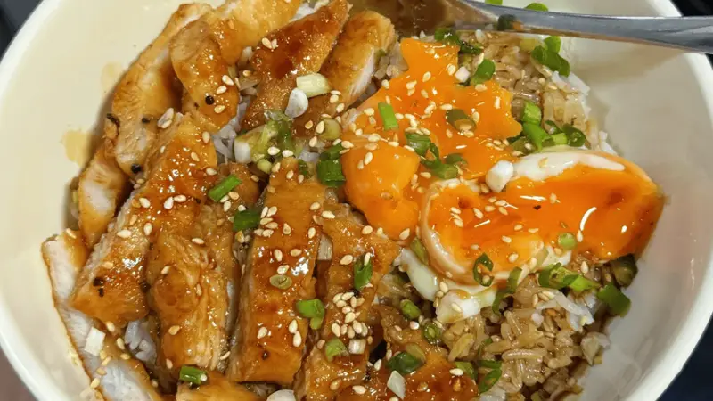 蜜汁鸡排饭的家常做法：从煮蛋到焖酱，四步搞定暖心美味