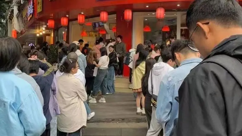 15. 乐山夜游张公桥，哪家甜皮鸭营业到很晚？