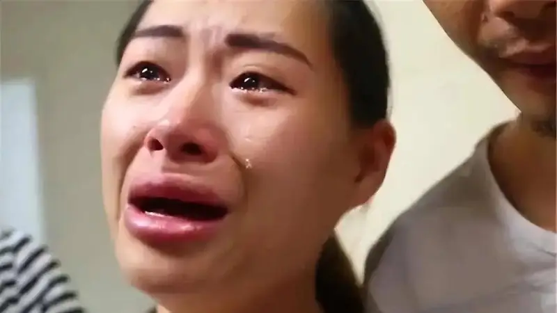 原创喂完娃饭桌上的菜都没了，90后宝妈情绪崩溃，老公：你再去做一些