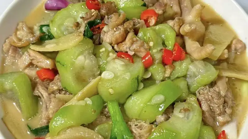 鸡肉丝瓜焖煮出的夏日清润,比冰棍还爽快