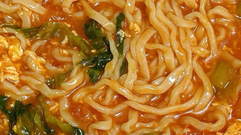 番茄鸡蛋生菜面,一碗红汤暖面,是刻进骨子里的治愈