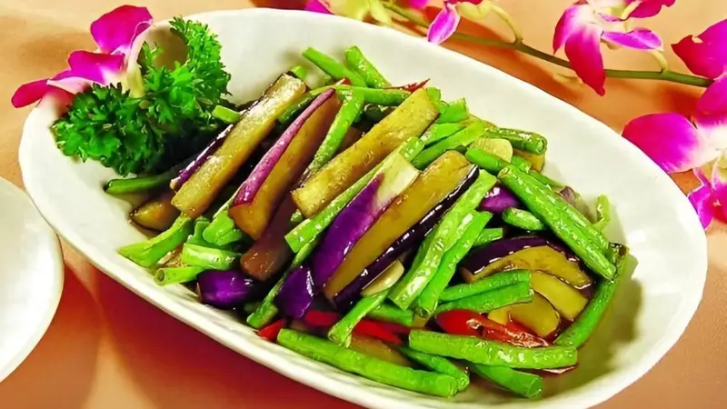 茄子豇豆的美味搭配:简单炒制,鲜香下饭