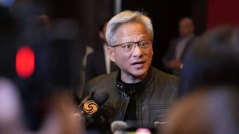 黄仁勋“叛变”，公开力挺中国AI，背后是英伟达输不起的生死局