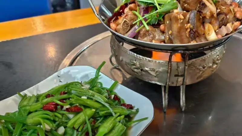 丽江雨季寻味｜野生菌火锅科普指南，大研古城觅食避坑全梳理