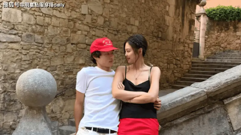 古城文艺氛围拉满 Jennie黑红极简造型编发惊艳高级感
