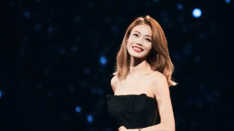 古城文艺韵致里 容祖儿国乐舞台以撞色流苏裙演绎粤语蓝旗袍 尽显女性自信魅力