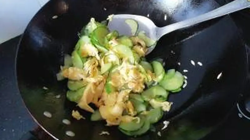 黄瓜炒鸡蛋做法：先炒鸡蛋？先炒黄瓜？记住“腌炒”顺序，鸡蛋嫩且黄瓜脆而不出水！