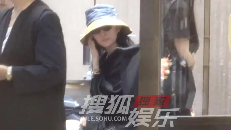 独家：刘亦菲逛街挑选首饰 披肩配草帽慵懒温柔