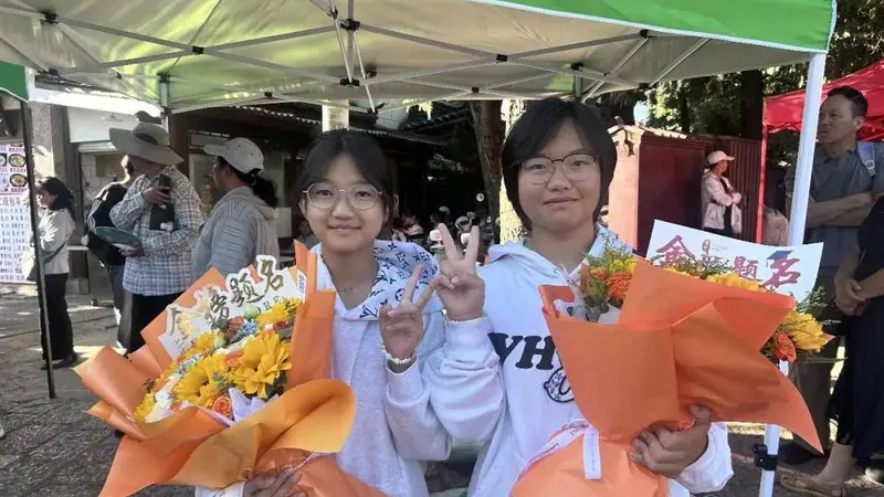 丽江6715人参加高考！弟扛带泥整株向日葵为姐加油，原生态版“一举夺魁”？