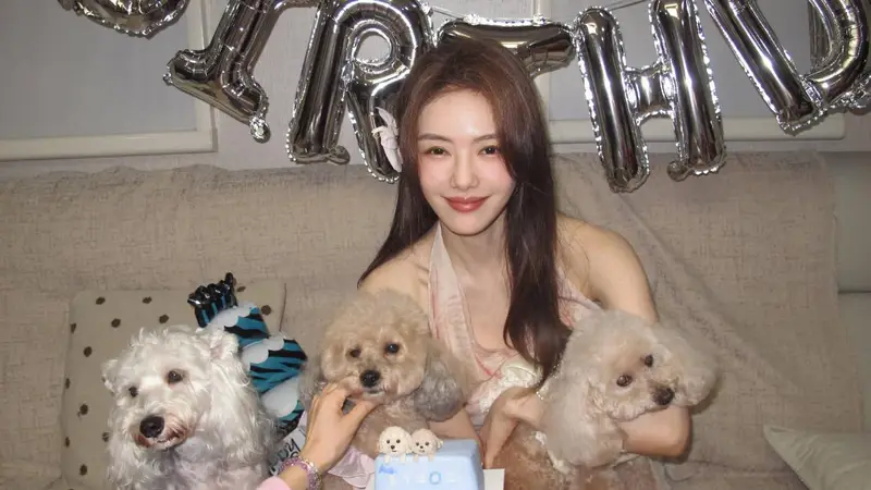 蔡文静晒庆生美照心情好 抱宠物狗绽放甜美笑容好养眼