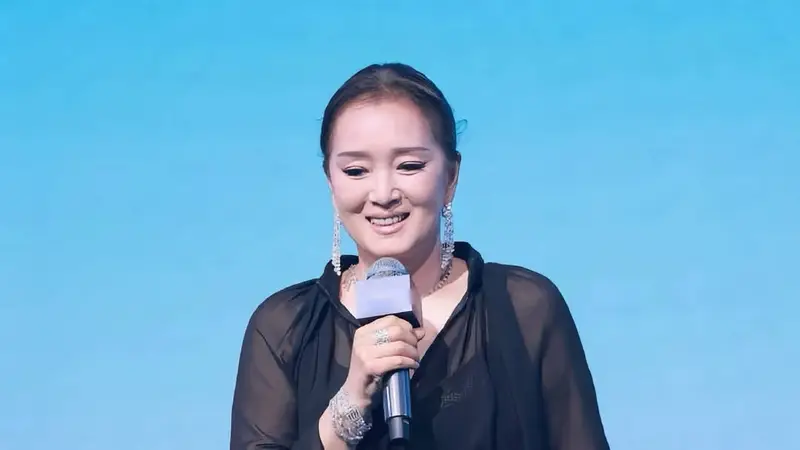 60岁巩俐上海活动!穿透视衣涂大白唇气场全开,松弛又霸气太绝了