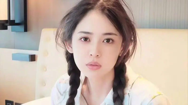 娜扎穿印花睡衣梳双麻花辫 素颜出镜清新灵动