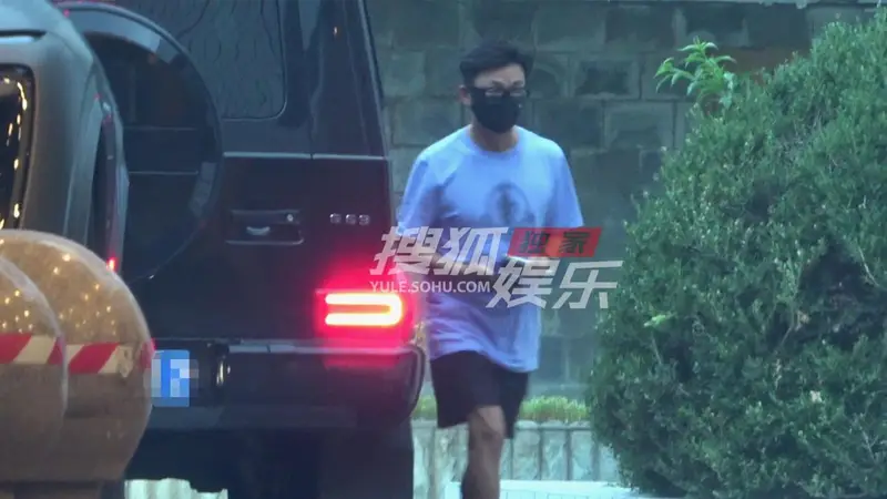 王宝强赴好友饭局 女友冯清从公司驱车相送超甜