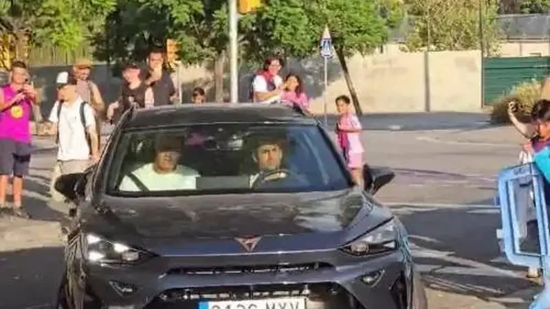签约在即！世体：罗德里抵达巴萨基地接受体检 球迷列队欢呼