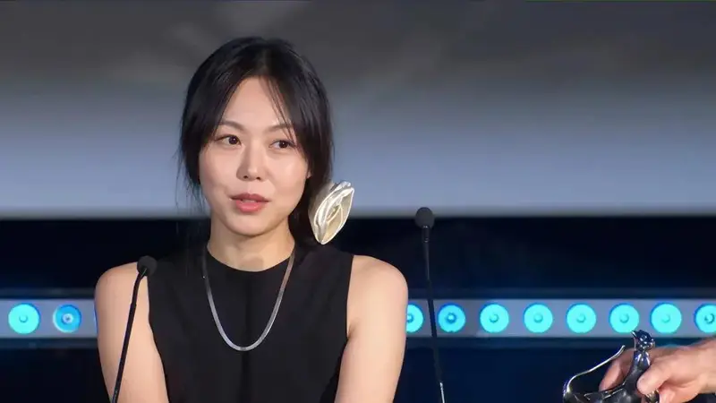 未婚生子、被嘲断崖式衰老，44岁韩国影后金敏喜用一条黑裙逆袭