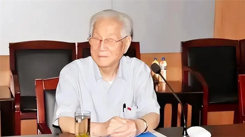 他是乔石的助手，55岁浙江省委常委，65岁任省委书记，今年101岁