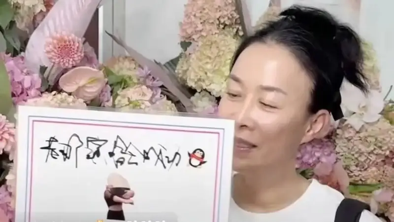 那英回应王菲“先干为敬”：我现在喝不动了，你喝