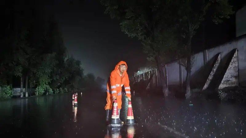 【雨汛夜巡】一夜山雨，半程新路
