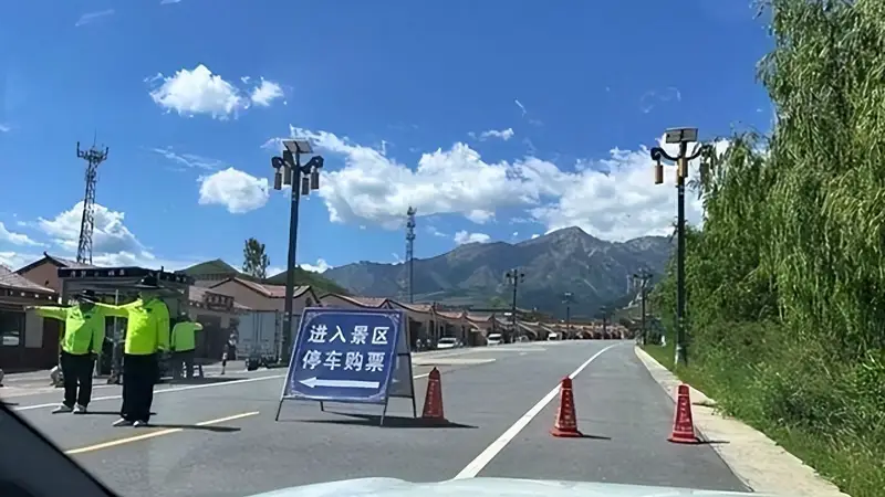 国家修的路，凭啥不让走？甘肃景区设卡拦车引争议，官方回应