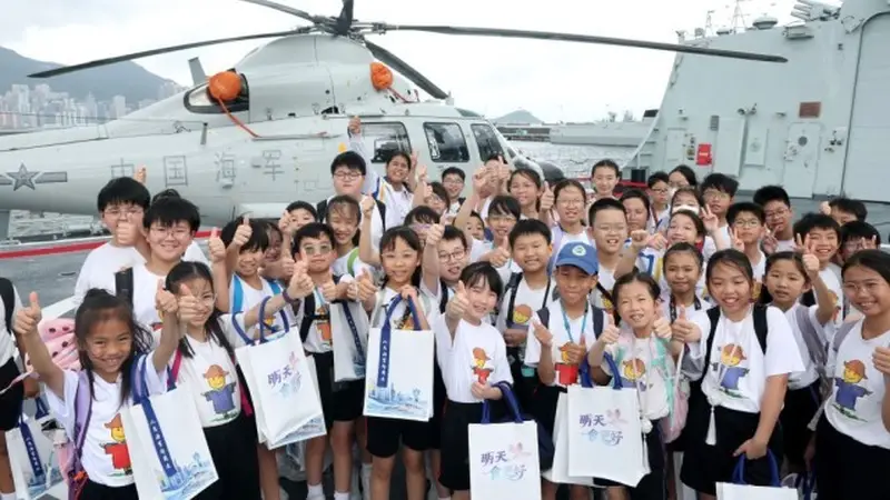 国安家好庆回归 香江舰影引热潮——南宁舰、衡阳舰抵港激发爱国热情