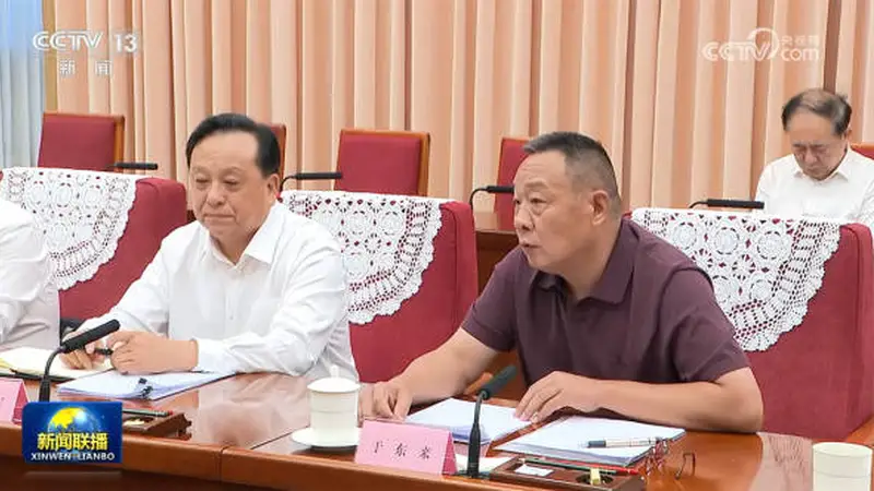 于东来等8人，参加总理座谈会