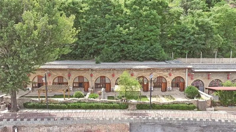 延安宝塔区300孔废弃窑洞变身文旅新地标吸引游客