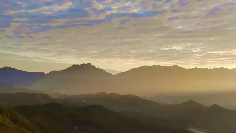 大别山九资河 晨雾云海共映朝阳