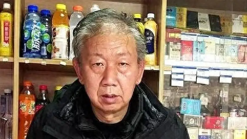 他是80年代国足门神，因病退役，定居上海终身未婚，靠彩票店谋生