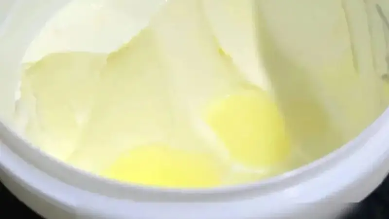酸奶开封后冒出一层“黄水”！还能喝吗？很多人都搞错了！