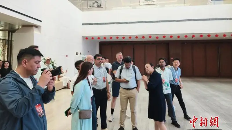 海外高校教师探访新疆龟兹博物馆