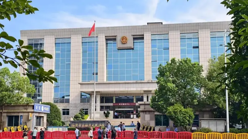 “弟弟举报哥哥冒名上大学”案母亲首度露面:弟弟长大当上公务员就飘了