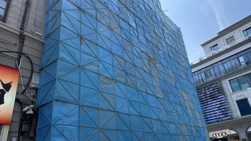 武汉优秀历史建筑被刷成金色，涉事黄金店被责令整改，大楼外已竖起脚手架和围挡