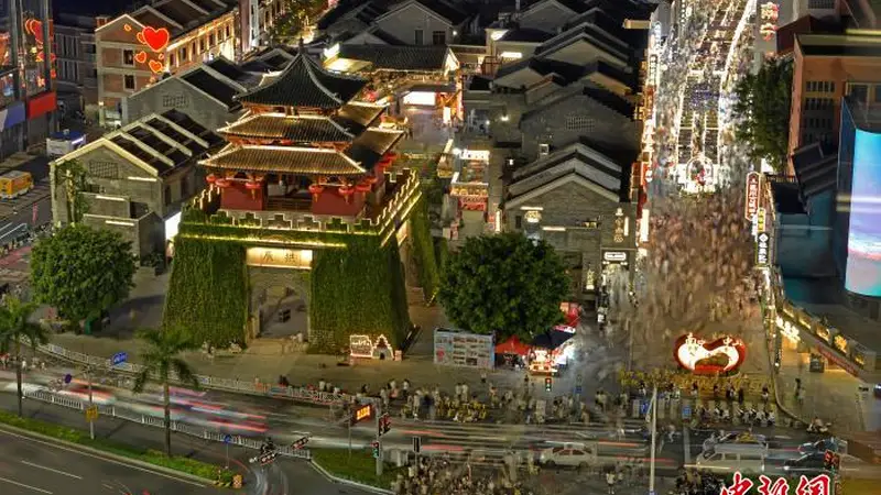 南宁中山路夜“迎”四方客 市井烟火带动经济升温