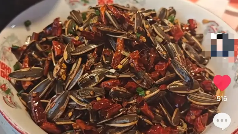 南昌一餐馆推出“辣椒炒瓜子”引热议，吴克群曾打卡品尝，店家：自创特色菜，吃了挺上头