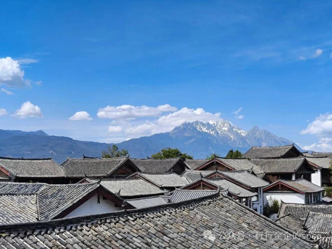 白沙古镇在下 学会如何“闲着” 一杯咖啡敬雪山
