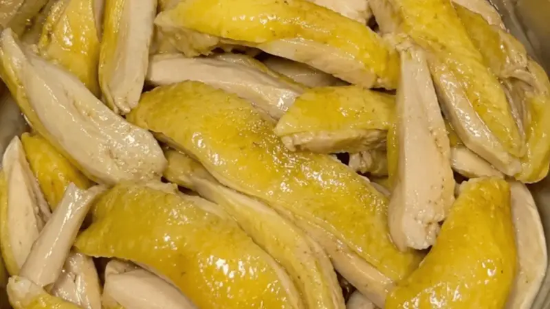 盐焗手撕鸡腿：四步蒸出皮脆肉嫩，鲜香入味不柴不腥
